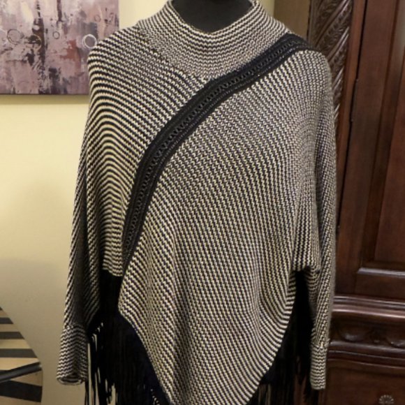 TEMPO PARIS Sweater Cape Pancho Size Small NWOT - Picture 2 of 5